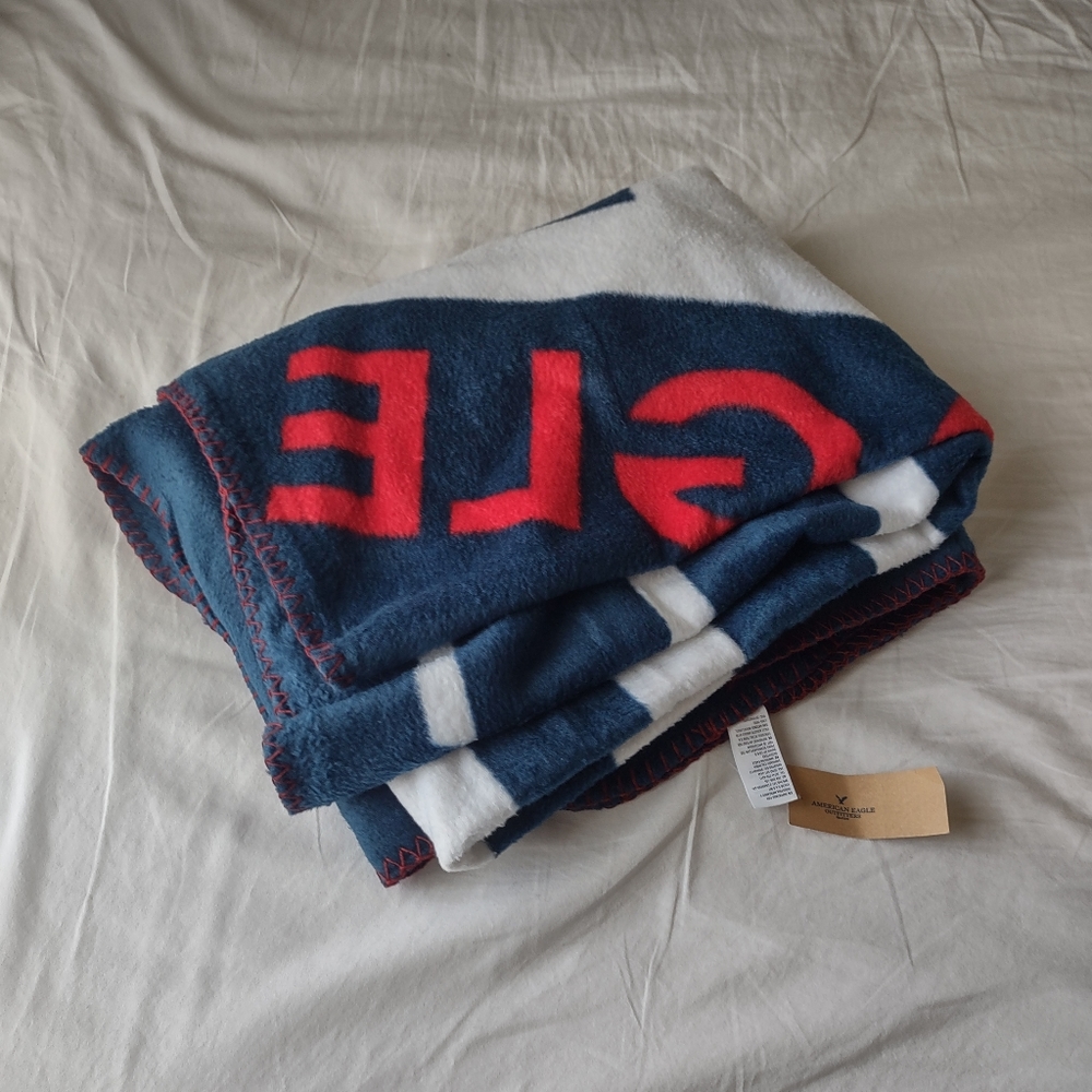 NWT American Eagle Blue and White Fleece Throw Blanket 50"x60"